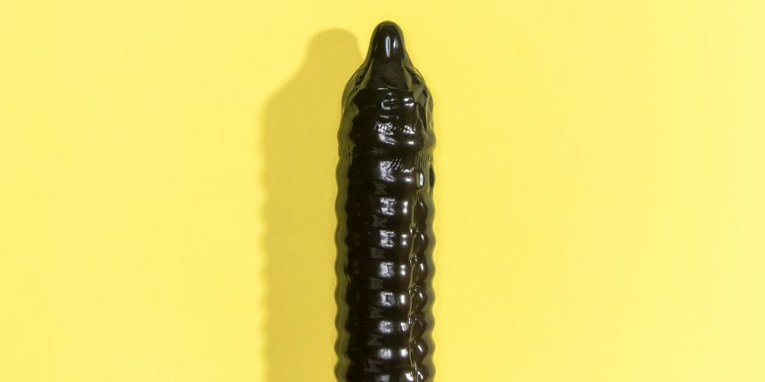 Sort dildo med gul baggrund - lovesexshop.dk sex shop