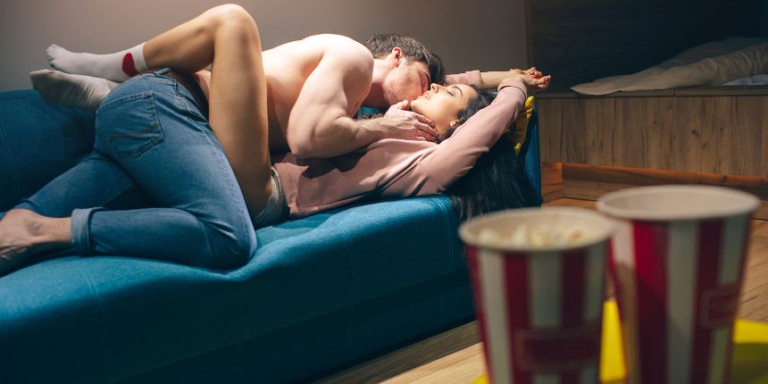 Par kysser under en erotisk filmaften derhjemme | lovesexshop.dk sexshop