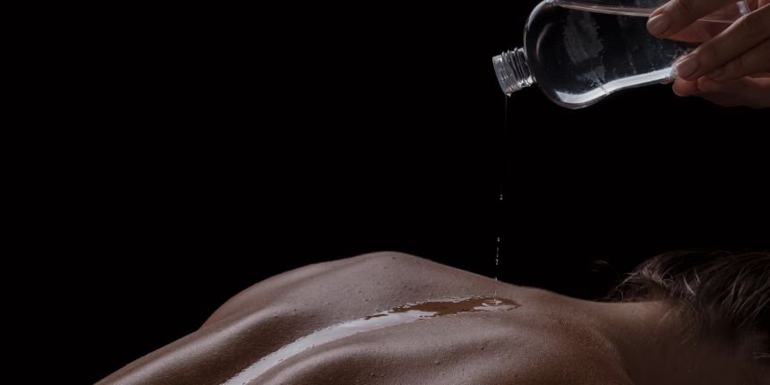 Sanselig massageolie på bar hud under intim parmassage | lovesexshop.dk sex shop