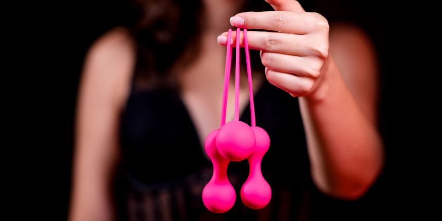 Kvinde holder knibe kugler til bækkenbundsøvelser og stærkere orgasmer | lovesexshop.dk sex shop